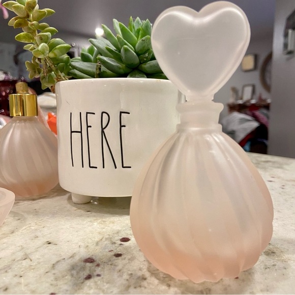 Art Deco Frosted Pink Glass Heart Shape Vanity Decor Tray w two bottle Set 4 - Picture 4 of 9